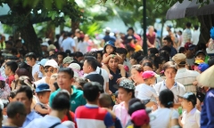 Hàng nghìn người ùn ùn đổ về công viên Thủ Lệ trong lễ Quốc khánh 2/9