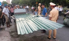 Va chạm với xe chở tôn, người đàn ông bị cứa ngang cổ tử vong 