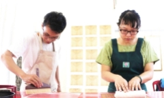 Thuận vợ, thuận chồng miệt mài phục chế văn tự cổ