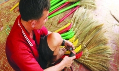 Chuyện nghề bó chổi bông sậy 80 năm tuổi ở miền Tây