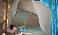 Chàng trai 10 năm liệt giường, cơ thể lở loét từ lưng xuống chân