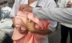 Phát hiện một bé gái sơ sinh bị bỏ rơi trong thùng rác