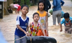 Lũ tiếp tục lên cao, hàng vạn học sinh các vùng “rốn lũ” phải nghỉ học
