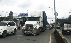 Tin tức tai nạn giao thông mới nhất hôm nay 16/9/2019: Đi ngược chiều, người phụ nữ bị container tông
