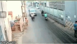 Video: Người đàn ông đi mua đồ ăn bị 4 người bịt mặt truy sát kinh hoàng giữa phố