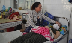 Cô giáo mầm non bị mẹ và bà ngoại học sinh đánh ngất xỉu