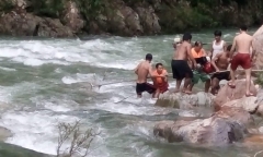 Kiểm lâm, lâm tặc dựa vào nhau sinh tồn khi cùng mắc kẹt trong rừng sâu