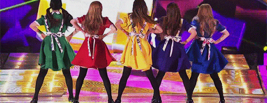 Ý nghĩa bí mật ẩn sau lớp trang phục biểu diễn của thần tượng Kpop
