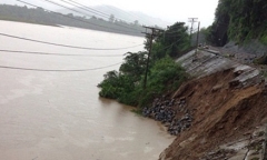 Mưa lũ ở Quảng Bình: 193 hành khách mắc kẹt cầm cự chờ lương thực