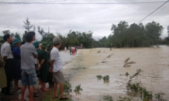 Mưa lớn kéo dài, 3 học sinh bị nước lũ cuốn trôi