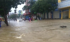 Mưa lớn tại Nghệ An: Nhiều tuyến đường tê liệt, khu trọ lênh láng nước