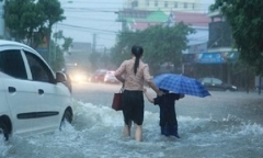 4 người bị cuốn trôi, hàng trăm ngôi nhà tốc mái vì mưa lớn