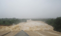 Xả tràn hồ thủy lợi lớn nhất Nghệ An trong ngày mưa lũ