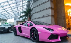 Lamborghini Aventador “dịu dàng” xuống phố trong sắc hồng