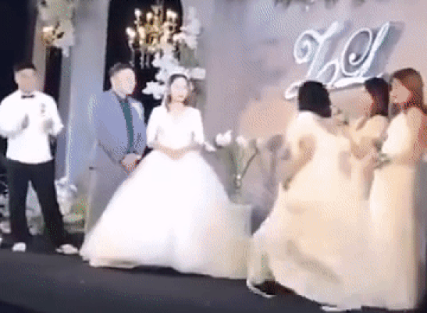 Video: Phù dâu gây 'sốc' vì lao tới cưỡng hôn chú rể trên sân khấu, cô dâu và quan khách ngỡ ngàng