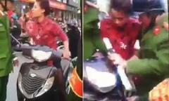 Hà Nội: Bị dừng xe, người phụ nữ đi SH chửi bới, đạp cảnh sát giữa đường