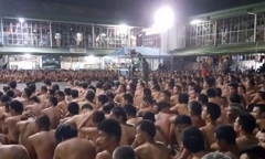 Hàng trăm tù nhân Philippines bị ép khỏa thân ngoài sân trại giam