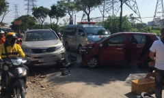 Tin tức tai nạn giao thông mới nhất hôm nay 23/9/2019: Hai ô tô va chạm trên đường, lái xe tử vong bên trong
