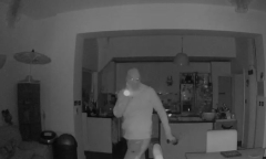 Video: Đột nhập vào nhà khoắng đồ, tên trộm nhìn chằm chằm vào camera an ninh