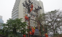 Mất điện luân phiên, quạt tích điện “cháy hàng” giữa mùa hè nắng nóng