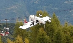 Máy bay mắc vào dây cáp treo, phi công 62 tuổi thoát chết kì diệu