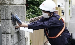 Hàng nghìn chiếc khẩu trang phát cho người dân nhiễm bẩn, chính phủ Nhật Bản hứng chỉ trích
