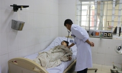 Đốt than sưởi ấm trong phòng kín, 2 mẹ con bất tỉnh