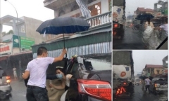 Ảnh đẹp ngày mưa lũ: Tài xế xe tải tốt bụng che ô đưa cô dâu về nhà chồng