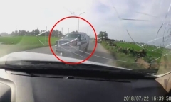 Video: Thót tim cảnh tài xế ôtô phóng nhanh gây tai nạn liên hoàn