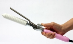 Bố mẹ giật mình phát hiện con bị giúp việc dùng máy uốn tóc nóng dí vào người