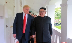Tổng thống Trump muốn dân Mỹ kính trọng lãnh đạo giống người Triều Tiên