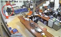 Video: Người đàn ông nổ súng cướp ngân hàng ở Đắk Lắk