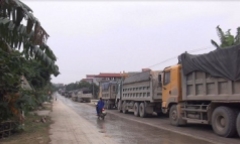 Nho Quan – Ninh Bình: Dân đổ ra đường chặn xe quá tải