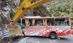 Phó Thủ tướng chỉ đạo khẩn trương điều tra nguyên nhân vụ lật xe khách làm 3 người chết