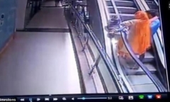 Bé 10 tháng tuổi rơi từ tầng 3 xuống đất vì mẹ mải chụp ảnh “tự sướng”