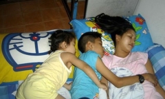 Khổ không nói lên lời vì cô hàng xóm ở bẩn, tính mang con sang ngủ trưa nhờ mấy tháng hè