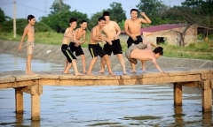 Người dân Hà Nội đổ xô đi tắm mương để giải nhiệt những ngày 40 độ