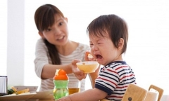 Những bí quyết giúp cha, mẹ khắc phục chứng biếng ăn ngày hè cho trẻ