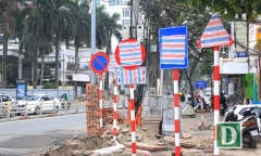 Hàng loạt biển báo trên phố Hà Nội bị bịt kín