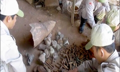 Chủ cơ sở phế liệu giao nộp hàng trăm đầu đạn pháo và đuôi bom
