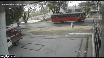 Hi hữu: 2 xe tải đâm trực diện vào nhau, người đàn ông thoát chết thần kỳ