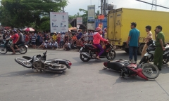 Xe máy đâm nhau giữa giao lộ, 1 người chết, 3 người bị thương