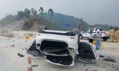 Đi qua đoạn đường đang sửa chữa, Mazda 6 lật ngửa, nằm “phơi bụng” trên cao tốc