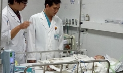 Bé trai 15 tháng tuổi nguy kịch vì rơi từ tầng 5 chung cư
