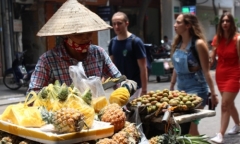 Vật vã mưu sinh dưới cái nắng như đổ lửa của Hà Nội