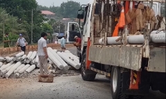 Bình Phước: Lật xe container khiến gần 100 trụ điện văng ra giữa đường