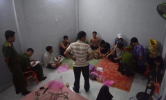 Bắt quả tang 4 cán bộ, đảng viên tham gia đánh bạc