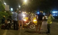 TP.HCM: Xe máy đối đầu taxi, nam thanh niên nhập viện 