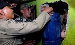 Hơn 60 người tử vong vì ngộ độc rượu giả từ thuốc chỗng muỗi ở Indonesia