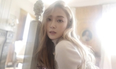 Jessica cầu xin fan ngừng theo đuôi cô trên đường